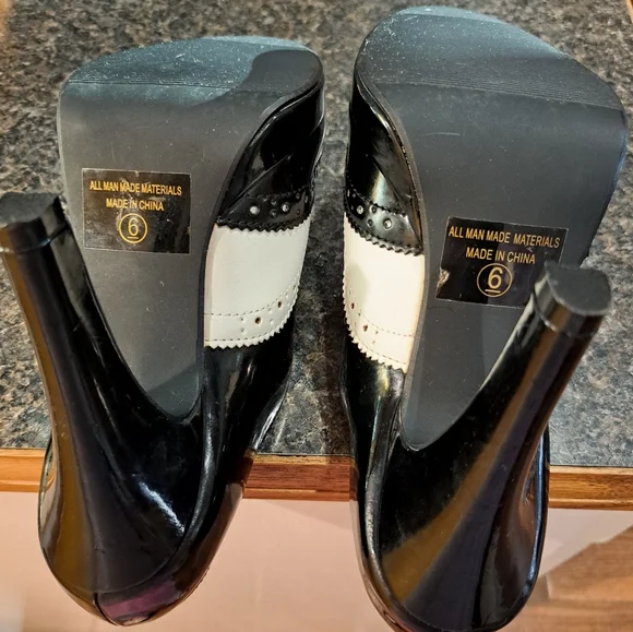 Vintage Inspired Black and White Women's Heels - Picture 3 of 4